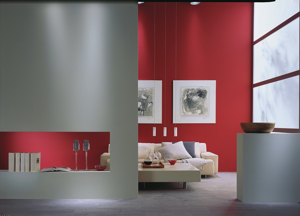 Ein Zimmer mit der Innenraumfarbe von Sto in rot