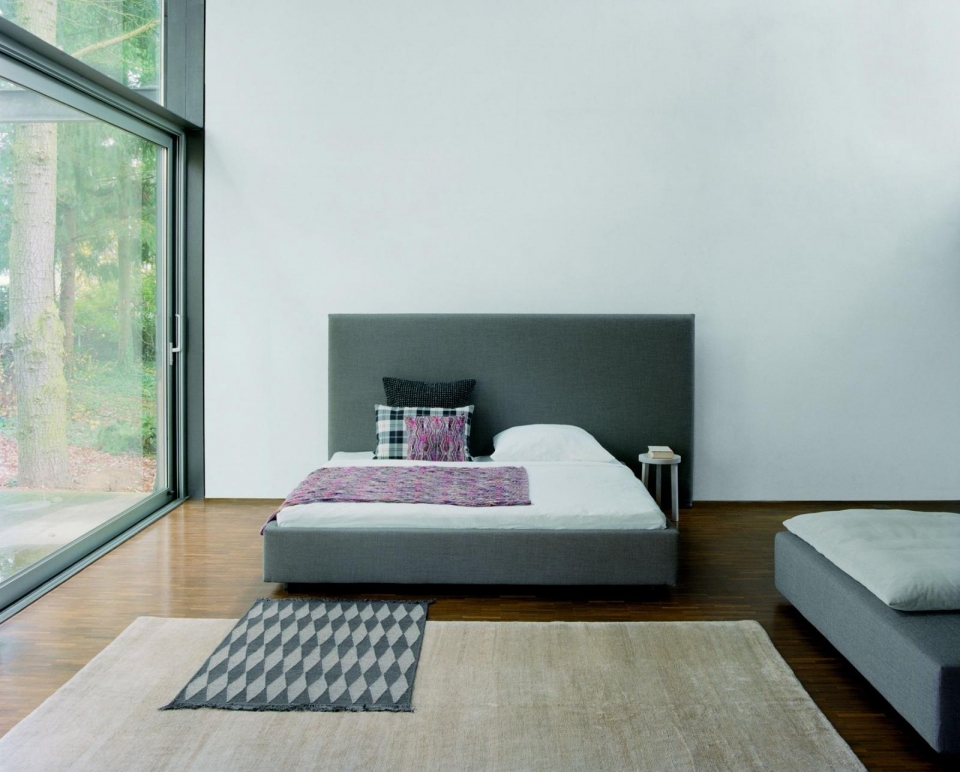 Eine helle Farbgebung rückt das gepolsterte Bett Pardis von E15 in den Vordergrund