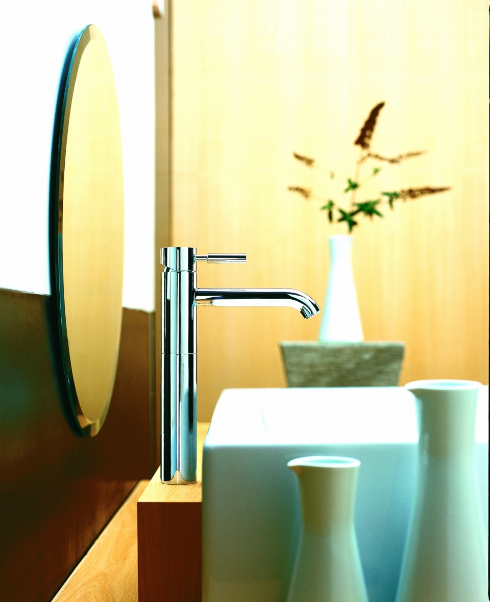 Ein Waschbecken mit Armatur der Serie Meta02 von Dornbracht