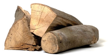 drei übereinandergeschlichtete Holzscheite 