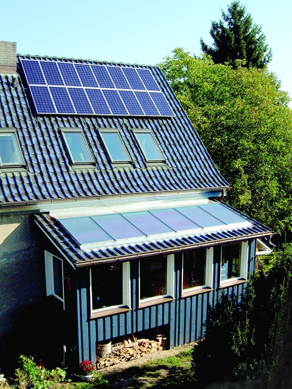 Bild eines Hauses in der Natur mit Solarkollektoren