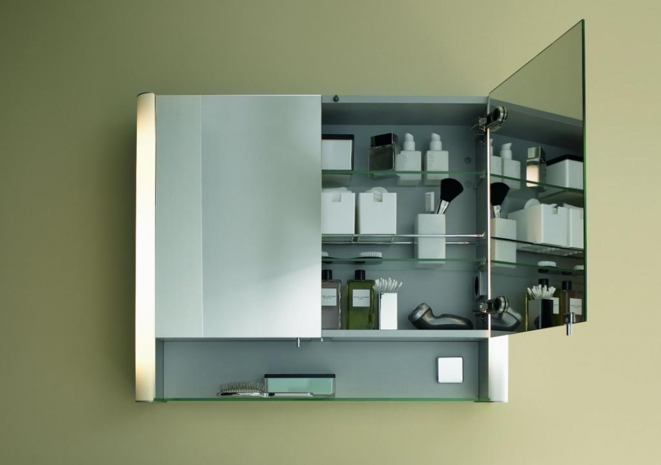 Der Spiegelschrank Multibox on Duravit präsentiert sich im aktuellen &quot;Soft-Edge-Design&quot;.