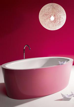 zweifarbige Badewanne Bette Bicolour in den Farben pink und weiß vor pinkfarbener Badezimmerwand