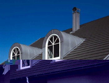 Dach mit zwei Dachgauben aus Blech 