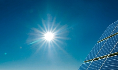 Ein Bild der Sonne, wie sie auf Solarkollektoren scheint