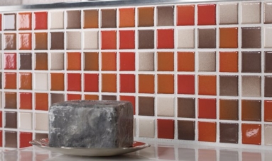 Kleine Mosaikfliesen mit Grundtönen Rot, Orange und Weiß von Jasba