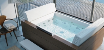 Whirpool Sundeck von Duravit, leer und mit Wasser gefüllt