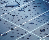 Wassertropfen auf Solarstrom-Modul