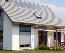 Ein Haus mit einem Solarmodul