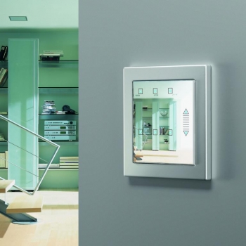 Das KNX Facility Colour Touch Panel von Jung ermöglicht es die Haustechnik zu überwachen und zu steuern.