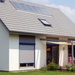 Ein Haus mit einem Solarmodul