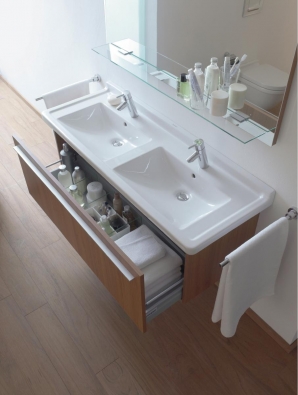 Draufsicht auf die Waschbecken und Unterschrank des Starck3 Badezimmers von Duravit 