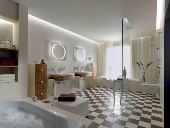 zwei Spiegel Edition Palais mit zwei Waschbecken; Fliesen im Schachbrettmuster; gefüllte Badewanne (Schaum), Kaffeetasse; Dusche