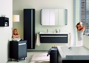 2 Mädchen stehen in einem Komplettbad der Serie Ketho von Duravit