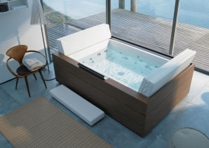 Whirpool Sundeck von Duravit, leer und mit Wasser gefüllt