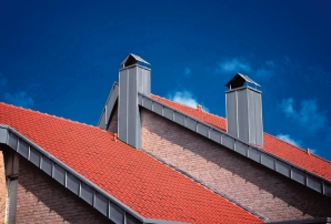 	abgestuftes Dach mit Blecheinfassung und zwei Schornsteinen 