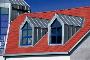 	Dach mit zwei eckigen Dachfenstern mit Blecheinfassung 